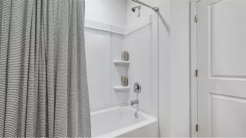 Bath - 5341 Azimuth Way, Milton, FL 32583 photo 3 of 4