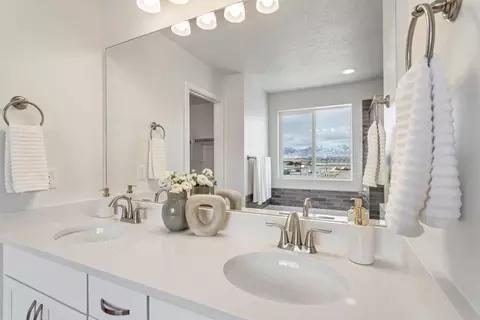 Bath - 2941 S 2425 W, Syracuse, UT 84075 photo 3 of 5