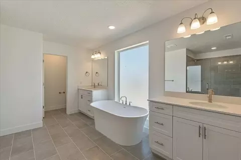 Bath - 2451 W Aurora Ave, Mapleton, UT 84664 photo 2 of 7