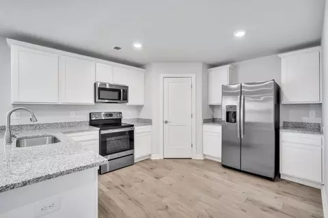 Kitchen - 94 Jacoby Dr, Fairburn, GA 30213 photo 2 of 5