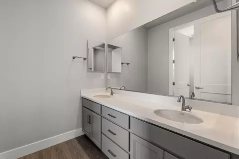 Bath - 1233 Mccabe Cir, Galt, CA 95632 photo 3 of 5