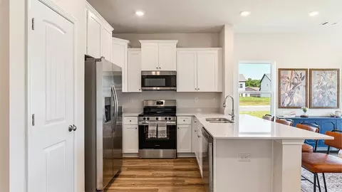 Kitchen - 163 Red Deer Trce UNIT 5, Dothan, AL 36301 photo 3 of 6