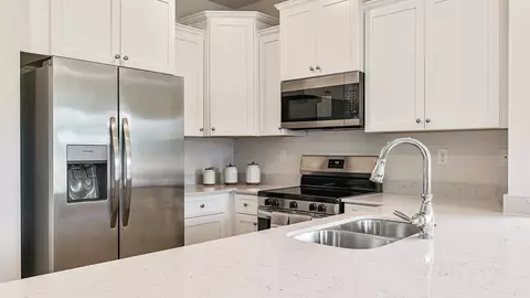Kitchen - 163 Red Deer Trce UNIT 5, Dothan, AL 36301 photo 5 of 6