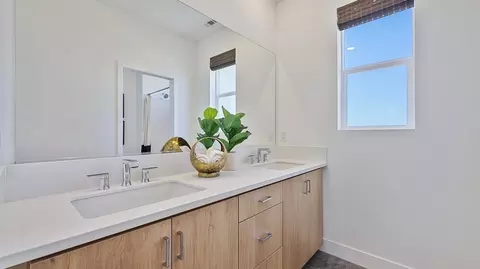 Bath - 27426 Hackberry Pl, Valencia, CA 91381 photo 4 of 7