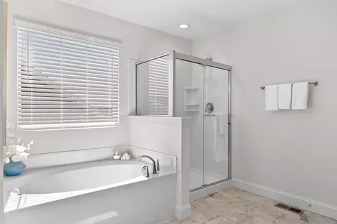 Bath - 1020 Clover Hill Ct, Sullivan, MO 63080 photo 4 of 31