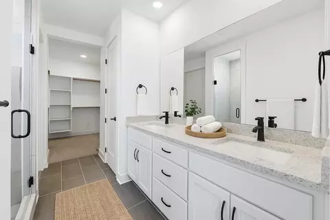 Bath - 17536 Muncie St, Gardner, KS 66030 photo 2 of 5