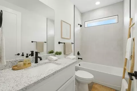Bath - 17536 Muncie St, Gardner, KS 66030 photo 1 of 5