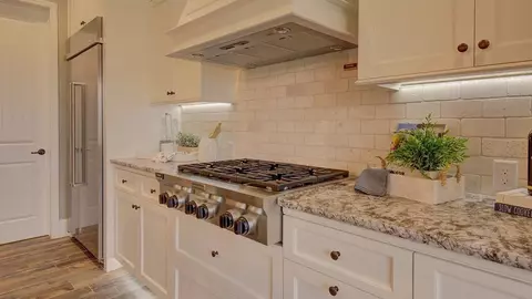 Kitchen - 1657 N Twinberry Ave, Clovis, CA 93619 photo 2 of 7