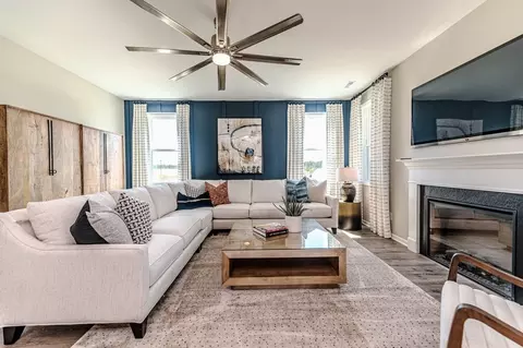 Living - 502 Midsummer St, Aberdeen, NC 28315 photo 2 of 6