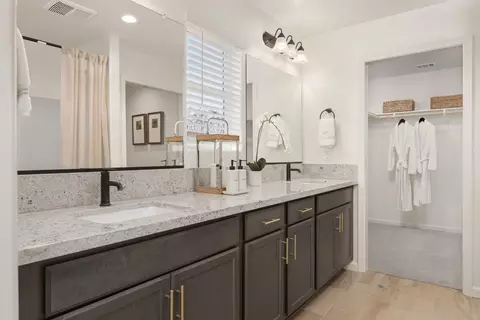 Bath - 306 Pelican Dr, Delano, CA 93215 photo 1 of 3