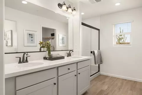 Bath - 306 Pelican Dr, Delano, CA 93215 photo 2 of 3