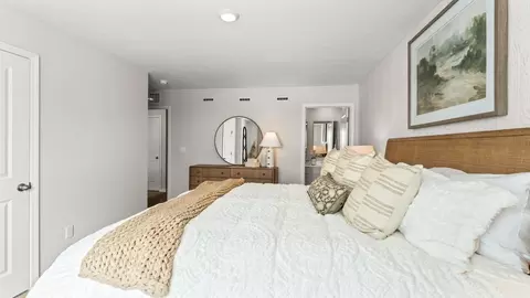 Bedroom - 10371 Mae Ct, Cincinnati, OH 45251 photo 2 of 10
