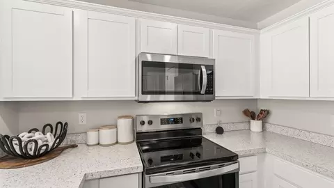 Kitchen - 10371 Mae Ct, Cincinnati, OH 45251 photo 3 of 4