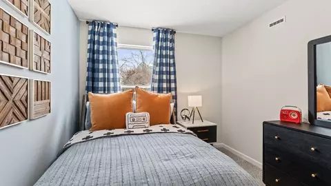 Bedroom - 10371 Mae Ct, Cincinnati, OH 45251 photo 6 of 10