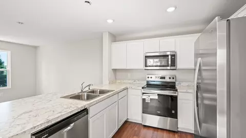 Kitchen - 10316 Mae Ct, Cincinnati, OH 45251 photo 2 of 8