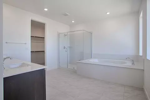 Bath - 2441 Cinnabar Dr, Fairfield, CA 94533 photo 3 of 17