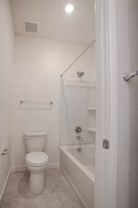 Bath - 2441 Cinnabar Dr, Fairfield, CA 94533 photo 7 of 17