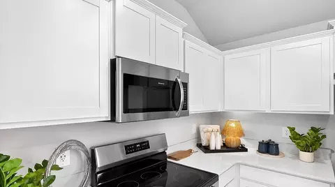 Kitchen - 812 Camden Loop, Calera, AL 35040 photo 4 of 5