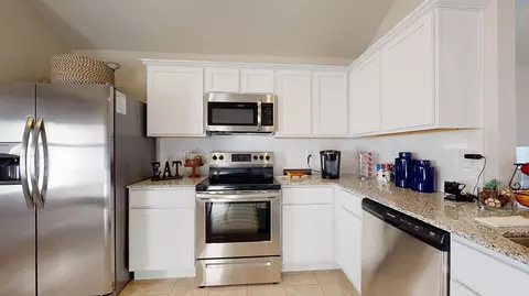 Kitchen - 812 Camden Loop, Calera, AL 35040 photo 2 of 7