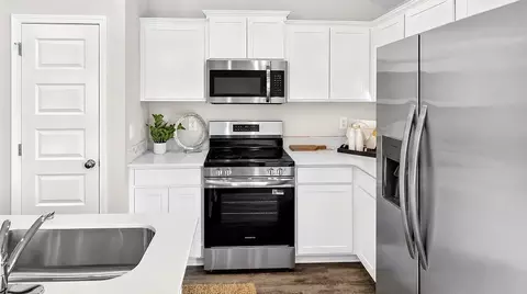 Kitchen - 812 Camden Loop, Calera, AL 35040 photo 3 of 5