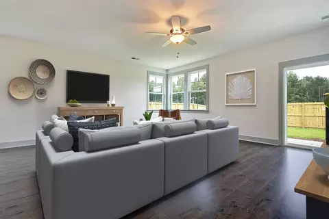 Living - 732 8th Ave N, Myrtle Beach, SC 29588 photo 1 of 6