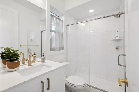 Bath - 18923 99th Pl NE, Bothell, WA 98011 photo 1 of 6