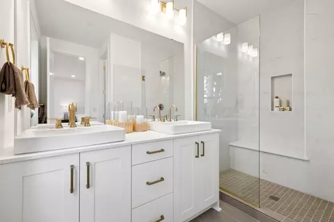 Bath - 18923 99th Pl NE, Bothell, WA 98011 photo 4 of 6
