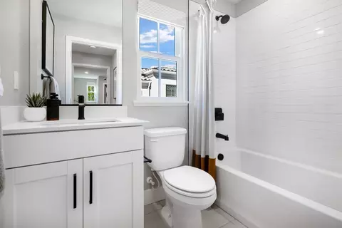 Bath - 2112 Latham St, Mountain View, CA 94040 photo 1 of 10