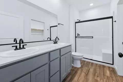 Bath - 628 Riley Ave, Chowchilla, CA 93610 photo 1 of 5
