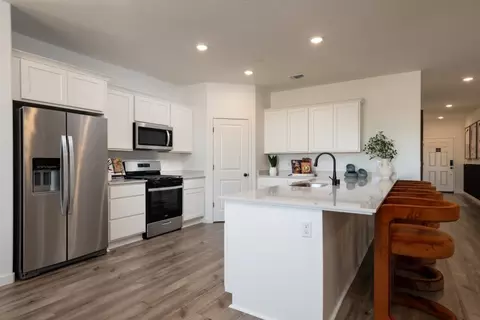 Kitchen - 588 Burnett Ave, Chowchilla, CA 93610 photo 5 of 7