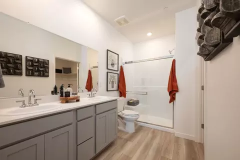 Bath - 588 Burnett Ave, Chowchilla, CA 93610 photo 2 of 8