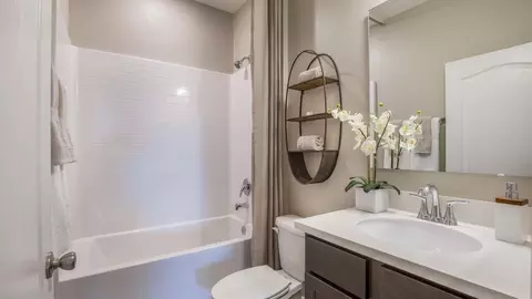 Bath - 14055 Spring Hill Dr, Spring Hill, FL 34609 photo 6 of 10