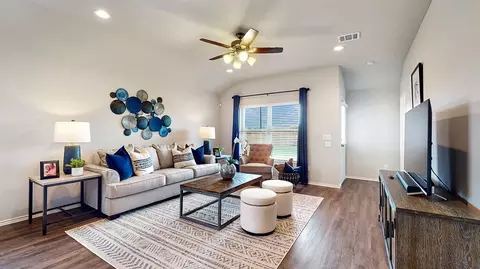 Living - 1121 Saddle Dr, Guthrie, OK 73044 photo 1 of 2