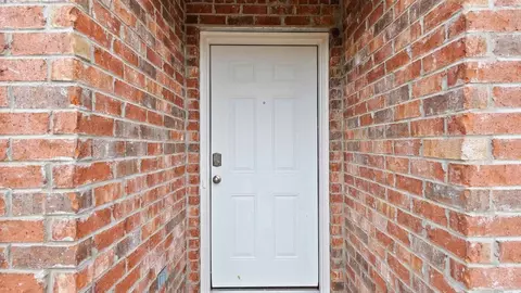 Entry Way - 5025 Fox Glen Dr, Jackson, MS 39212 photo 1 of 7