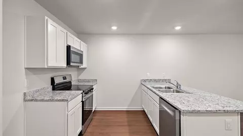 Kitchen - 5025 Fox Glen Dr, Jackson, MS 39212 photo 2 of 6