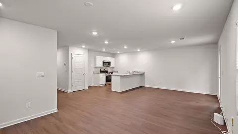 Living - 5025 Fox Glen Dr, Jackson, MS 39212 photo 3 of 3