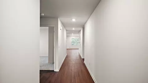 Entry Way - 5025 Fox Glen Dr, Jackson, MS 39212 photo 2 of 7