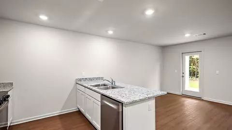 Kitchen - 5025 Fox Glen Dr, Jackson, MS 39212 photo 4 of 6