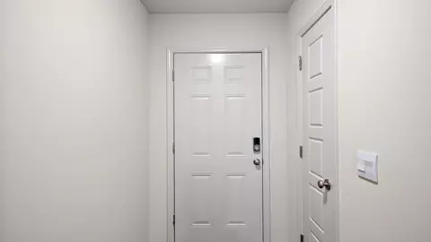 Entry Way - 5025 Fox Glen Dr, Jackson, MS 39212 photo 3 of 7