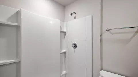 Bath - 5025 Fox Glen Dr, Jackson, MS 39212 photo 2 of 6