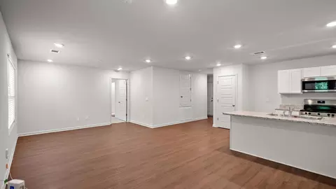 Living - 5025 Fox Glen Dr, Jackson, MS 39212 photo 2 of 3