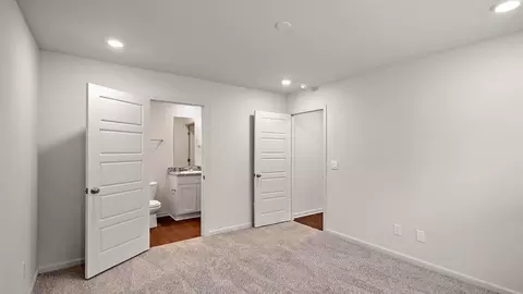 Bedroom - 5025 Fox Glen Dr, Jackson, MS 39212 photo 2 of 10