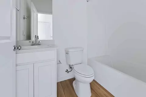 Bath - 3945 E Oakridge Ave, Visalia, CA 93292 photo 3 of 8
