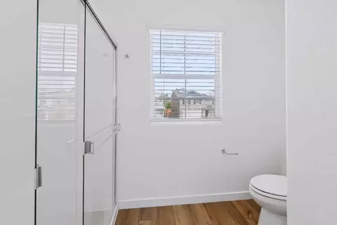 Bath - 3945 E Oakridge Ave, Visalia, CA 93292 photo 1 of 8