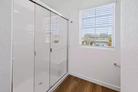 Bath - 3945 E Oakridge Ave, Visalia, CA 93292 photo 2 of 8