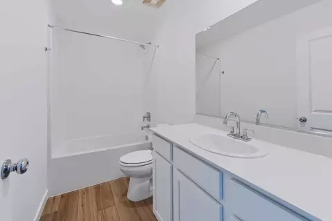 Bath - 3945 E Oakridge Ave, Visalia, CA 93292 photo 4 of 8