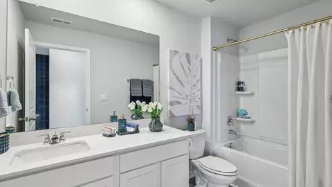 Bath - 4914 Sandringham Ln, Murfreesboro, TN 37129 photo 2 of 9