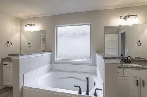 Bath - 8303 Greentree Dr, Lenexa, KS 66227 photo 4 of 5