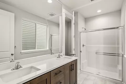 Bath - 173 Alder St, Eagle Point, OR 97524 photo 2 of 2