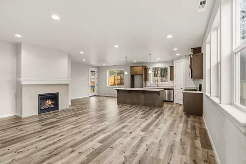 Living - 173 Alder St, Eagle Point, OR 97524 photo 1 of 1